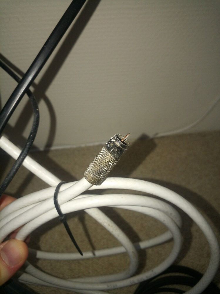 Ende des weißen Kabels von einem anderen Foto