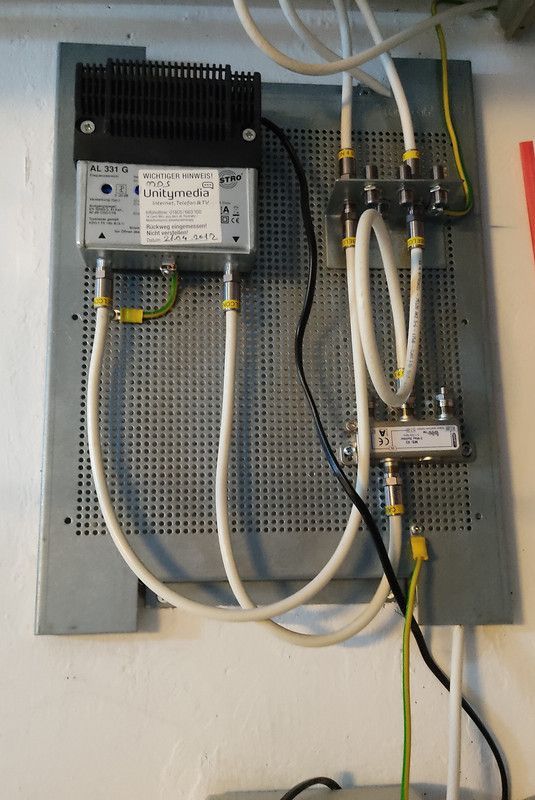Verst&auml;rker (?) von dem das Kabel ausgeht (unten rechts)