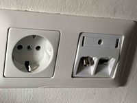 Anschluss f&uuml;r TV Kabel (l) LAN Anschluss (r)