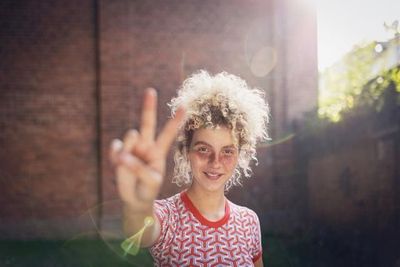 person-peace-zeichen-im-sonnenlicht.jpg