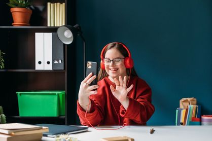 Studio-VF_Woman_Office_Video_Call_Phone_RGB.jpeg