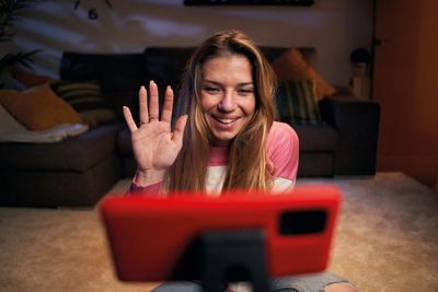 Studio-VF_Woman_Home_Video_Call_Phone_CMYK.jpeg