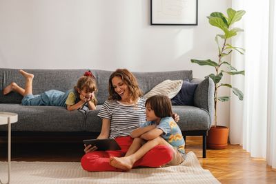 Studio-VF_Woman_Children_Sitting_Tablet_CMYK.jpeg KI-generiertes Bild