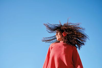 Studio-VF_Woman_Headphones_Blue_Sky_CMYK.jpeg