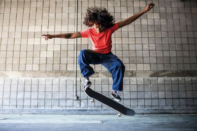 Studio-VF_Woman_Skateboarder_Jumping_CMYK.jpeg KI-generiertes Bild