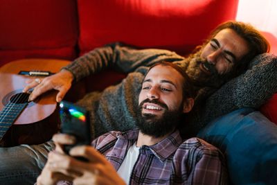 Studio-VF_Couple_Home_Relaxing_Phone_RGB.jpeg