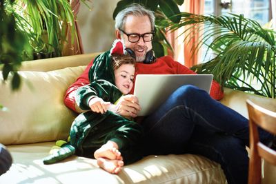 Studio-VF_Man_Child_Tablet_Onesie_CMYK.jpeg KI-generiertes Bild