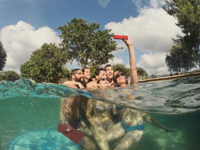 Junge Leute machen Selfie im Pool.jpg Junge Leute machen Selfie im Pool.jpg
