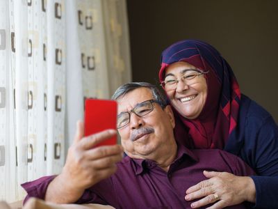 Senior Paar schaut zusammen auf Smartphone.jpg KI-generiertes Bild