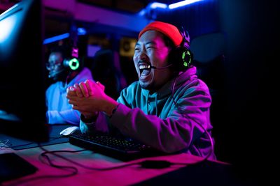 Mann beim Gaming am Computer.jpg