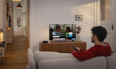 Mann sitzt vorm TV.jpg