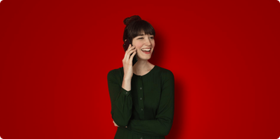 Frau telefoniert und lächelt.png KI-generiertes Bild