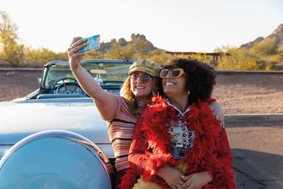 Junge Frauen machen Selfie auf Roadtrip .jpg