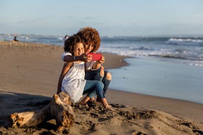 Mutter und Kind am Strand .jpg