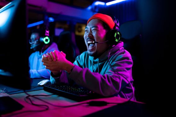 Mann beim Gaming am Computer.jpg