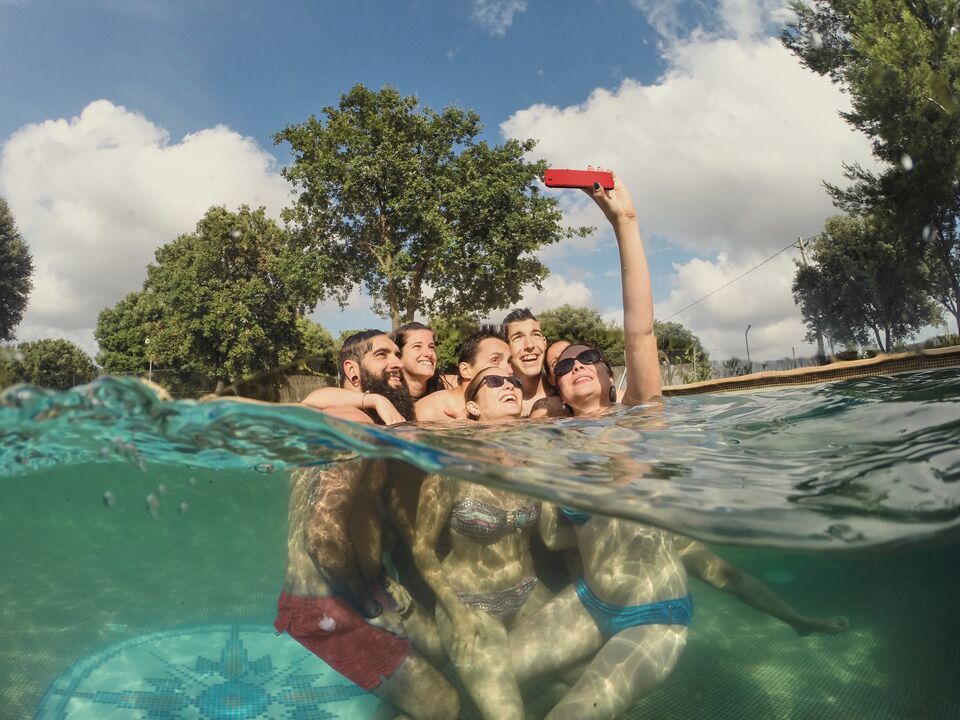 Junge Leute machen Selfie im Pool.jpg Junge Leute machen Selfie im Pool.jpg
