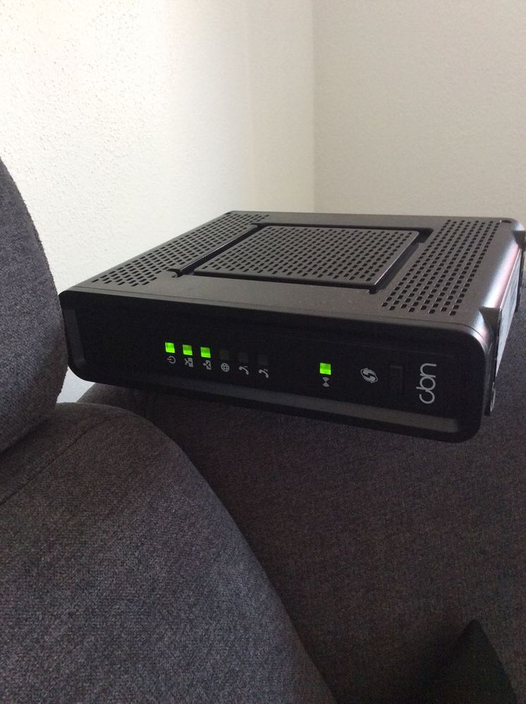 So sieht es die meiste Zeit am Router aus. Das dritte Lämpchen von links blinkt dann stetig bis sich die Verbindung wieder aufgebaut hat